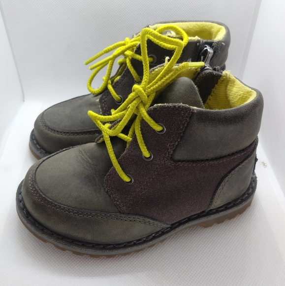 gray boy uggs